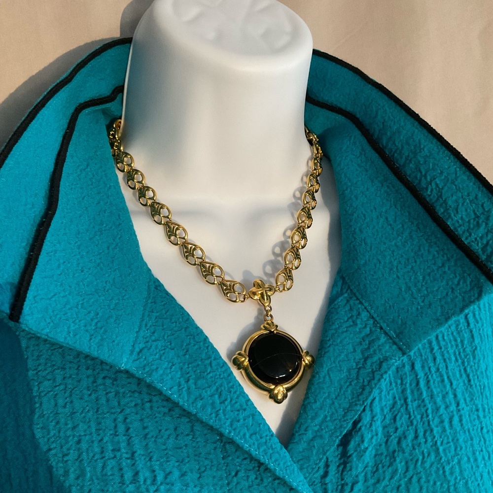 Elegant gold chain with black pendent